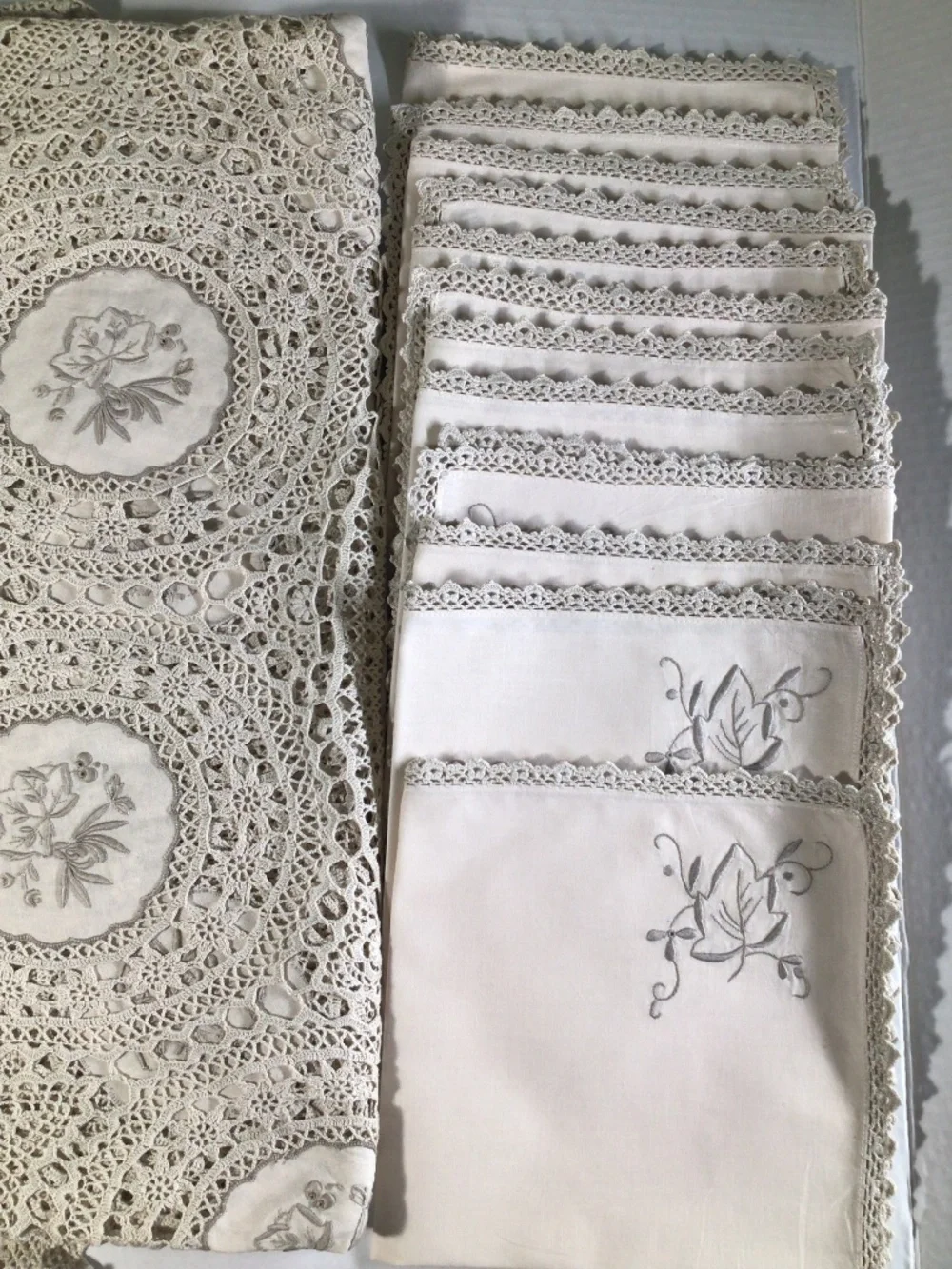 Vintage SWL Linnette 13-Piece Hand-Made Oval Tablecloth Set